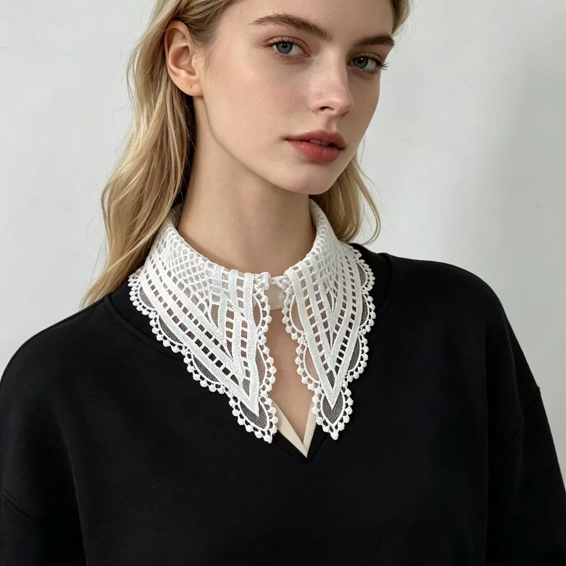 Shirts - Damski biały falowany kołnierzyk z kwiatowym